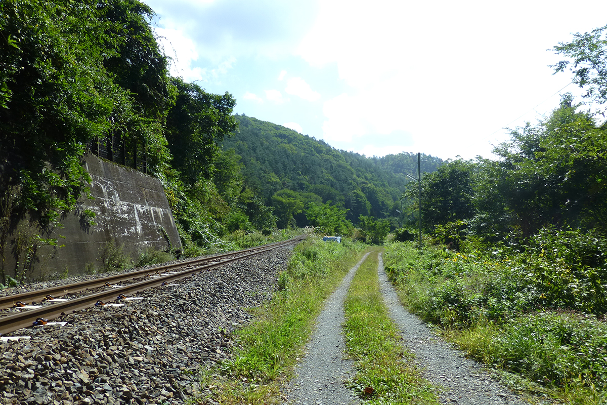 JR山田線・浅岸駅 駅前のようすの写真