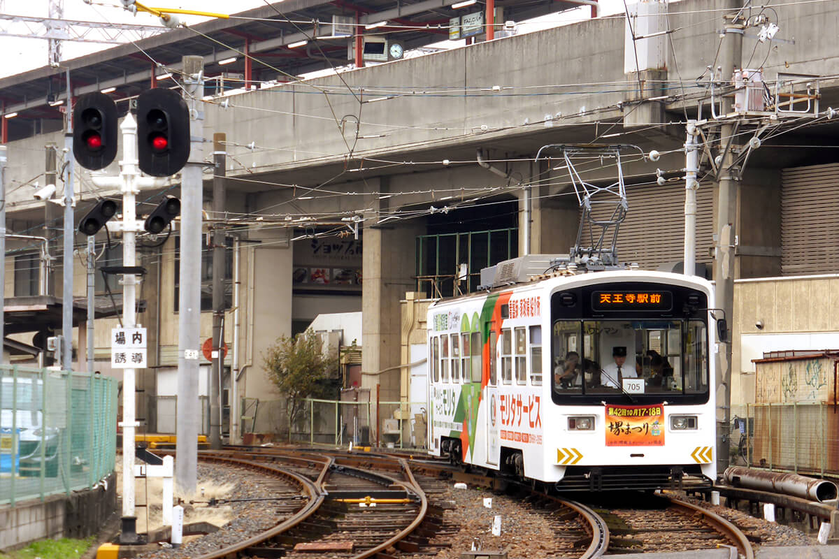 住吉公園を出発した電車。背後は南海電鉄の住吉大社駅です