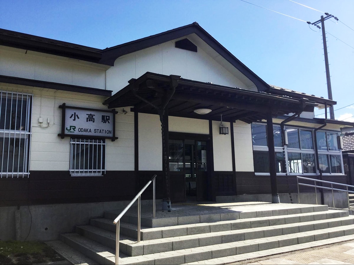 
三角屋根の小高駅の写真